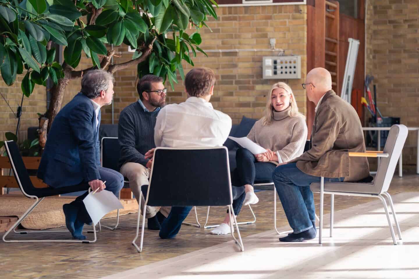 Embodied Relational Leadership communication training: Group in conversation with organisational consultant