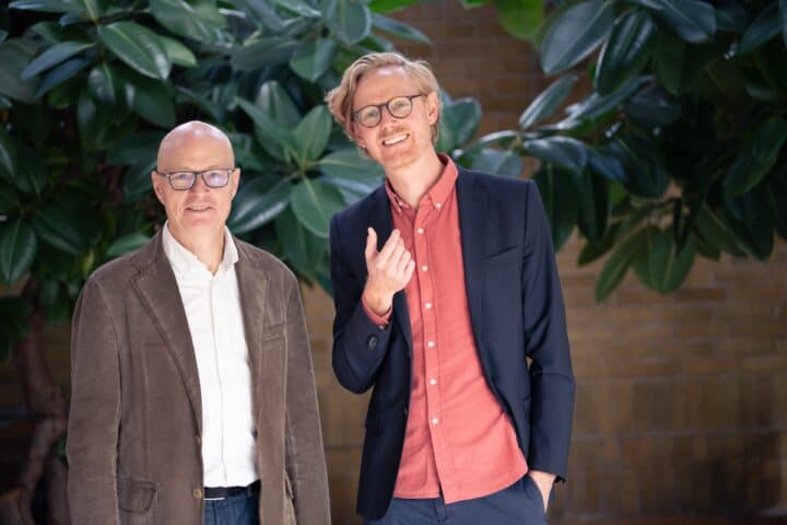Fredrik och Patrik, Gry-konsulter, välkomnar med leende i grön miljö